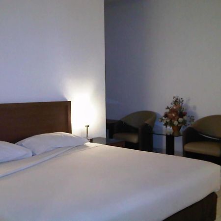 Hotel Lucky Inn Manado Exterior photo