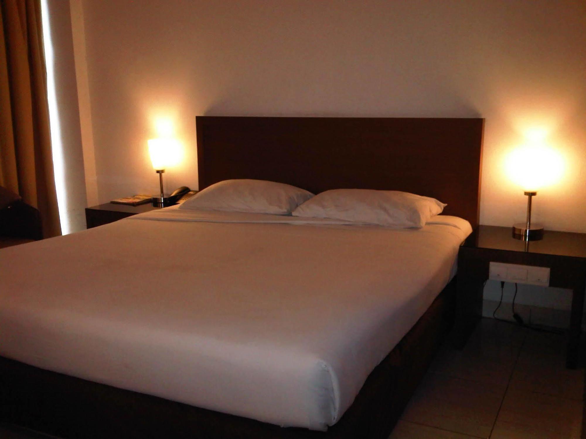 Hotel Lucky Inn Manado Exterior photo